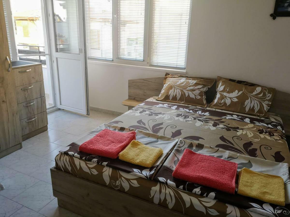 Guestrooms Stoyanovi チェルノモレツ エクステリア 写真